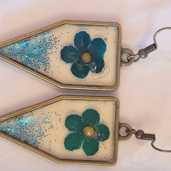 Handmade resin dangle earrings - Picture 1 of 3